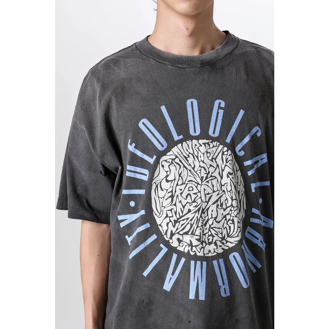 SAINT Mxxxxxx IDEOLOGICAL SS TEE/BLK Peace and anti-war crack pattern tee, washed black S-XL, look for the cylindrical fabric without side seams, the open width is almost meaningless Asut ready-made garments dyed, the whole piece is sprayed with horse-hair spray, and then sprayed again to fade, the collar and cuffs are frayed, many places are broken, oversized printing position, genuine level restoration, complete accessories, with little angel anti-counterfeiting label